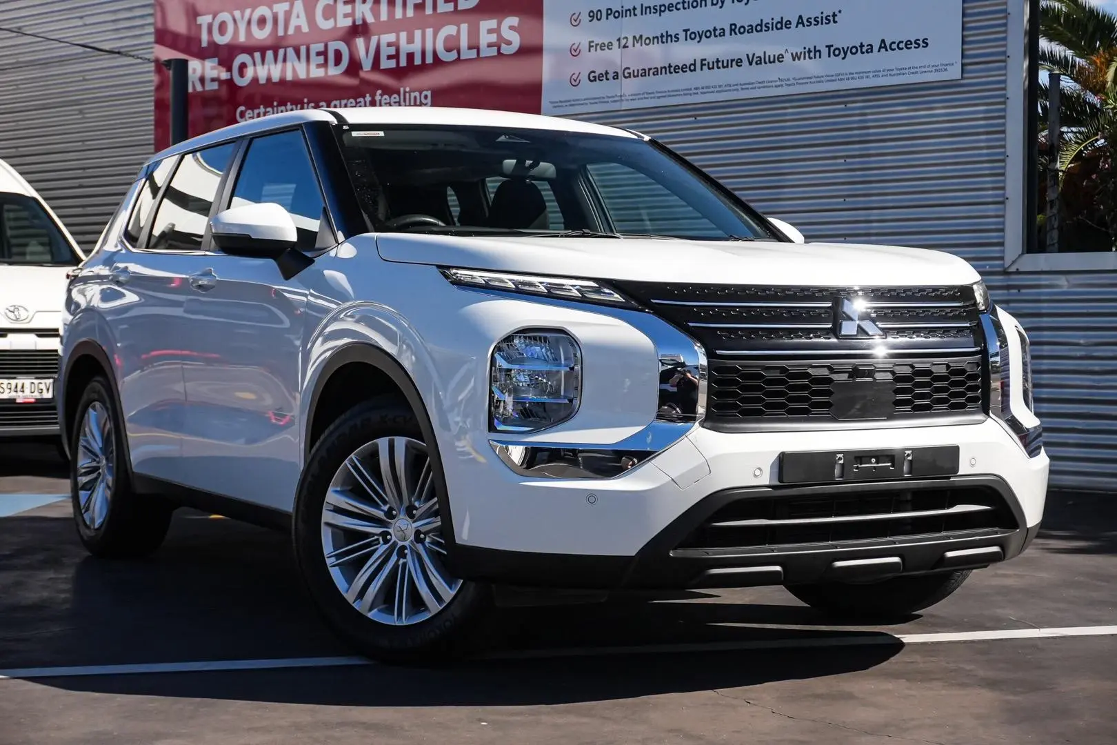 2024 Mitsubishi Outlander Gallery Image 1