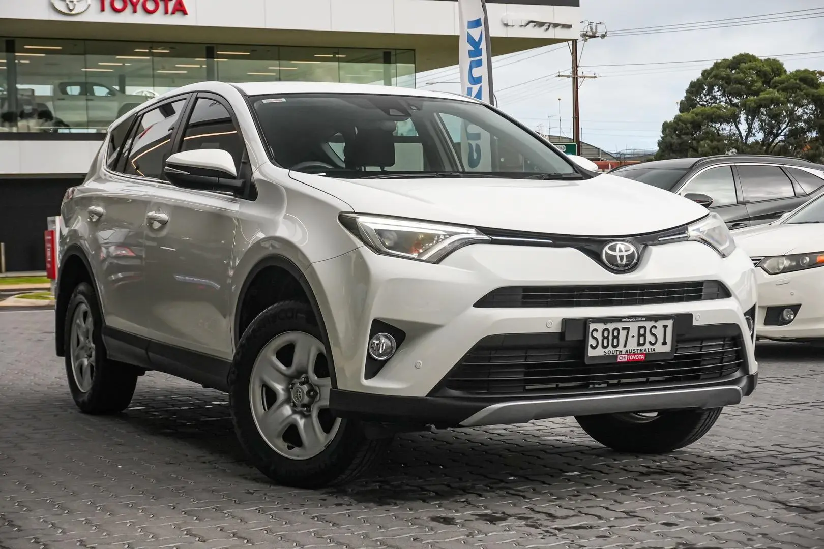 2017 Toyota RAV4 Gallery Image 2