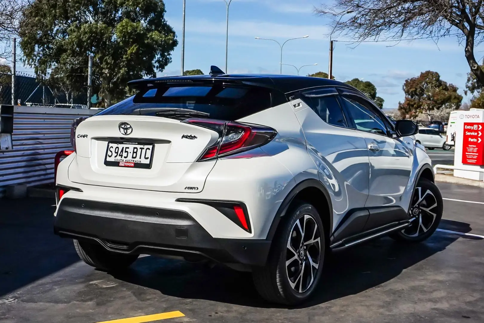 2017 Toyota C-HR Gallery Image 3