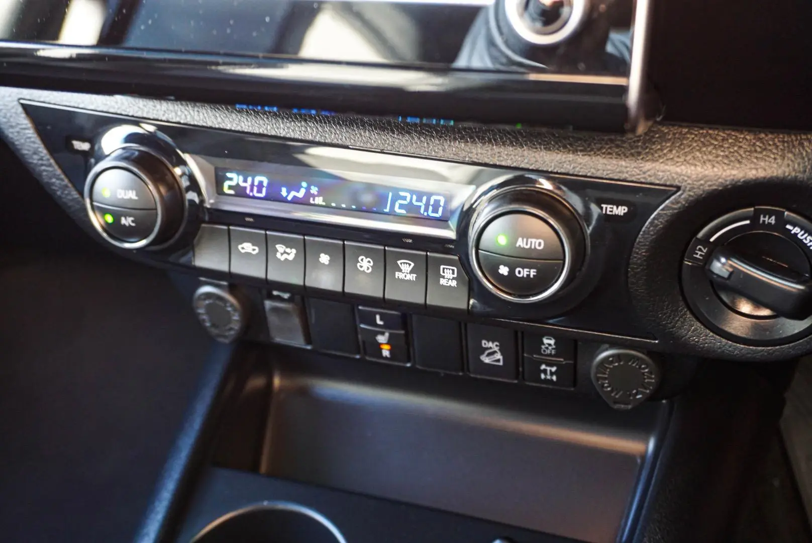 2022 Toyota Hilux Gallery Image 23