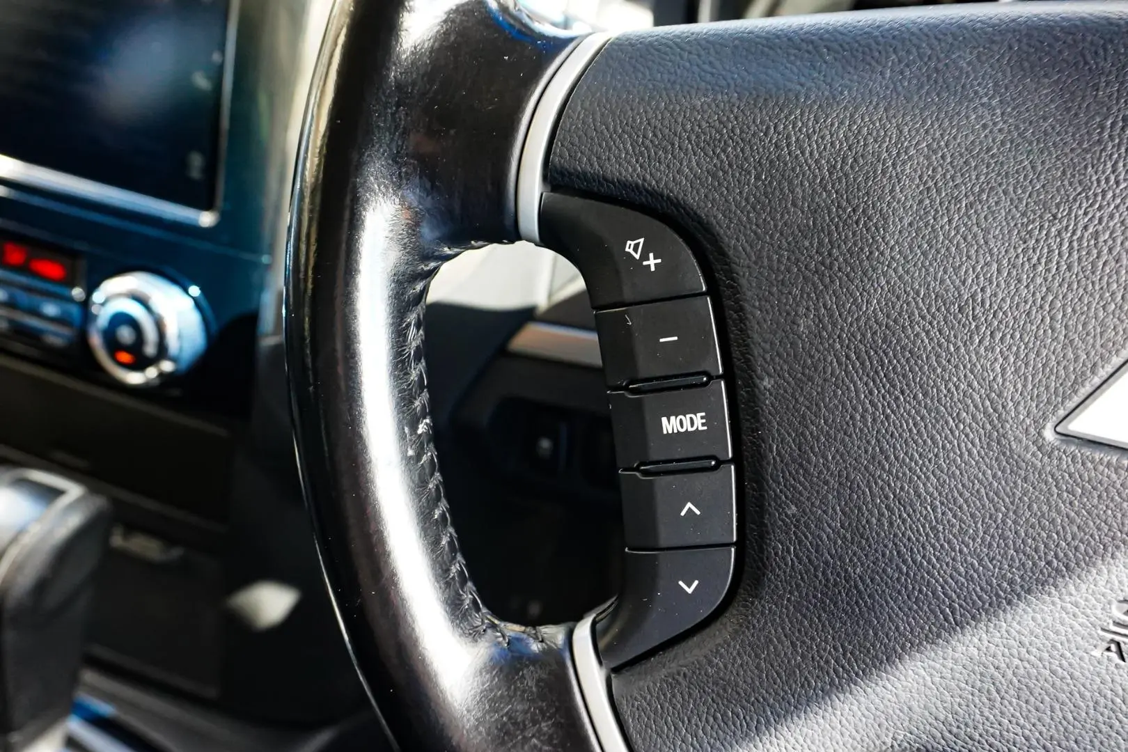 2015 Mitsubishi Pajero Gallery Image 19