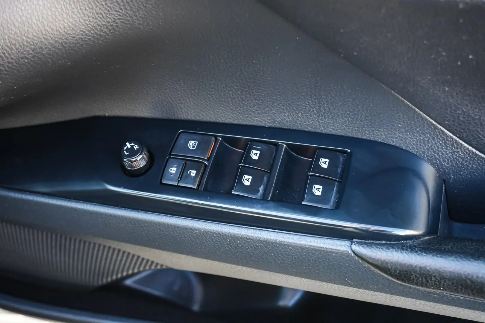2019 Toyota Camry Gallery Image 17