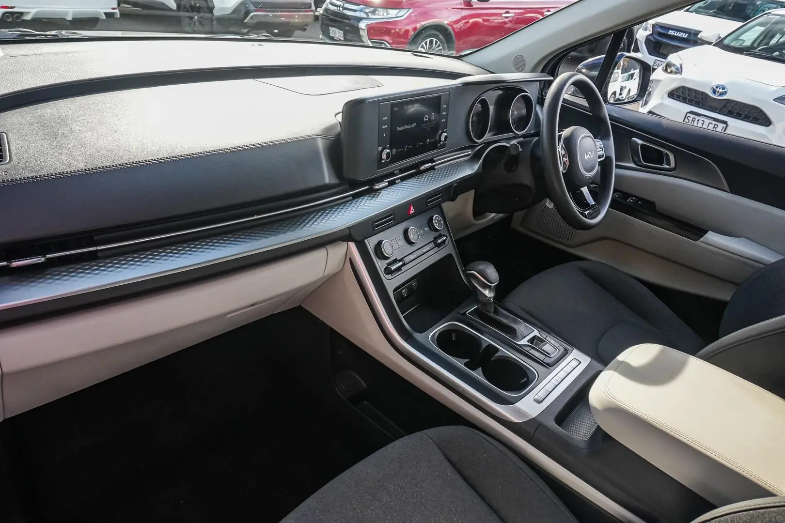2023 Kia Carnival Gallery Image 9