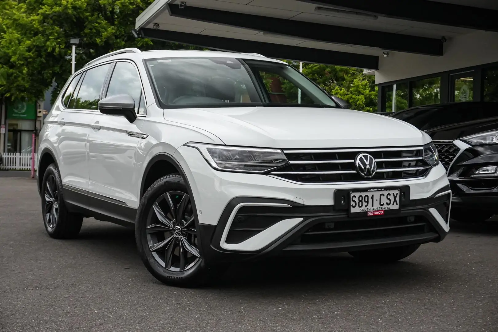 2022 Volkswagen Tiguan Gallery Image 2