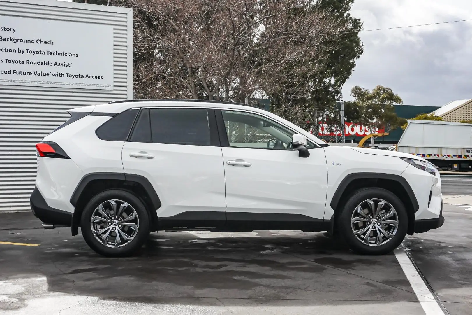 2025 Toyota RAV4 Gallery Image 4