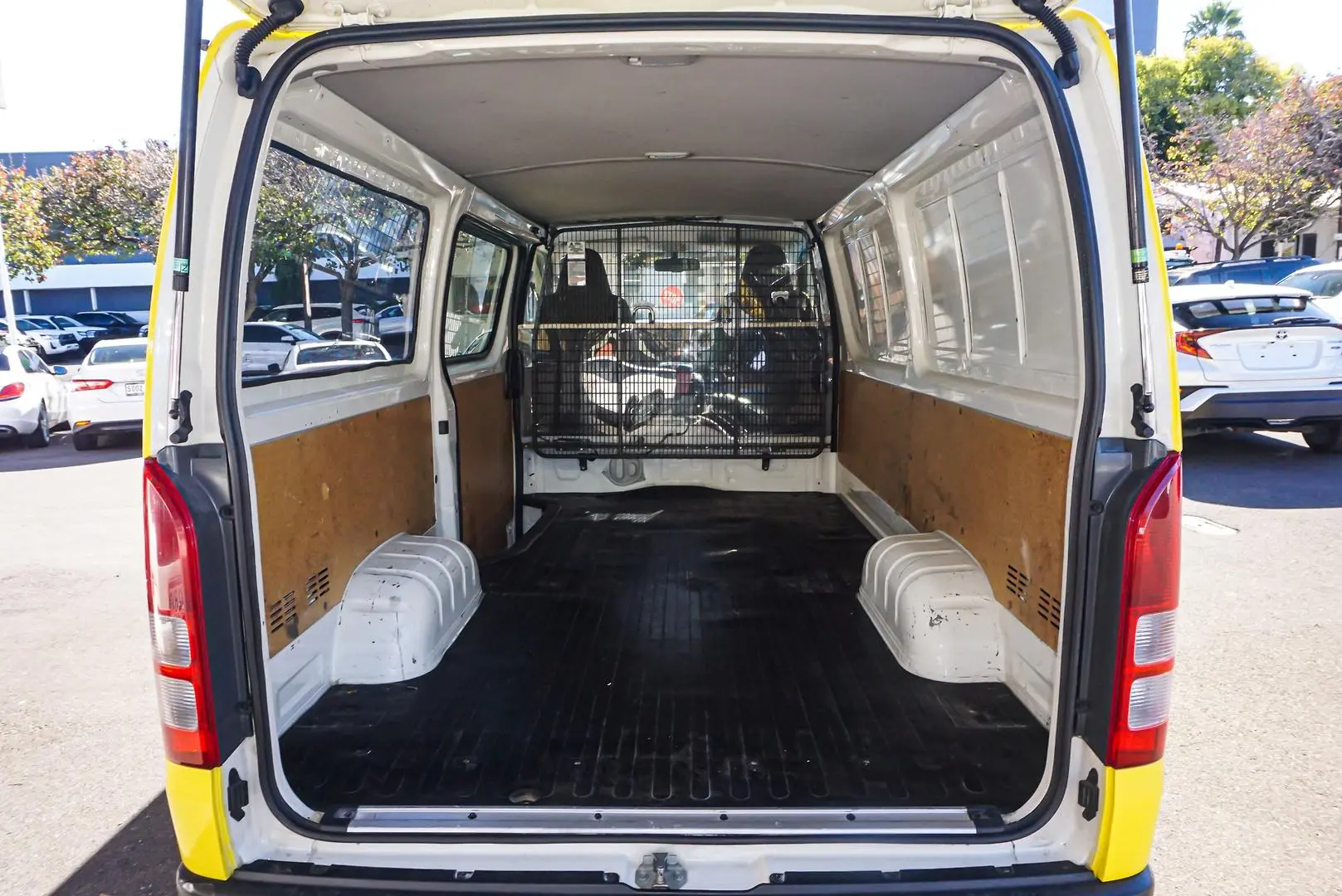 2016 Toyota Hiace Gallery Image 9