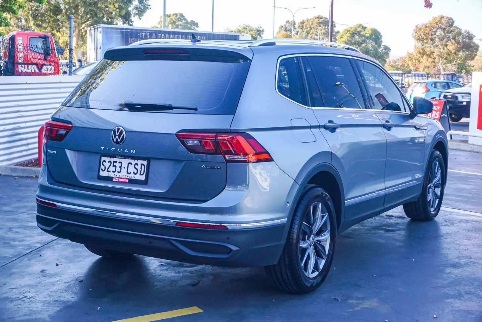 2022 Volkswagen Tiguan Gallery Image 2