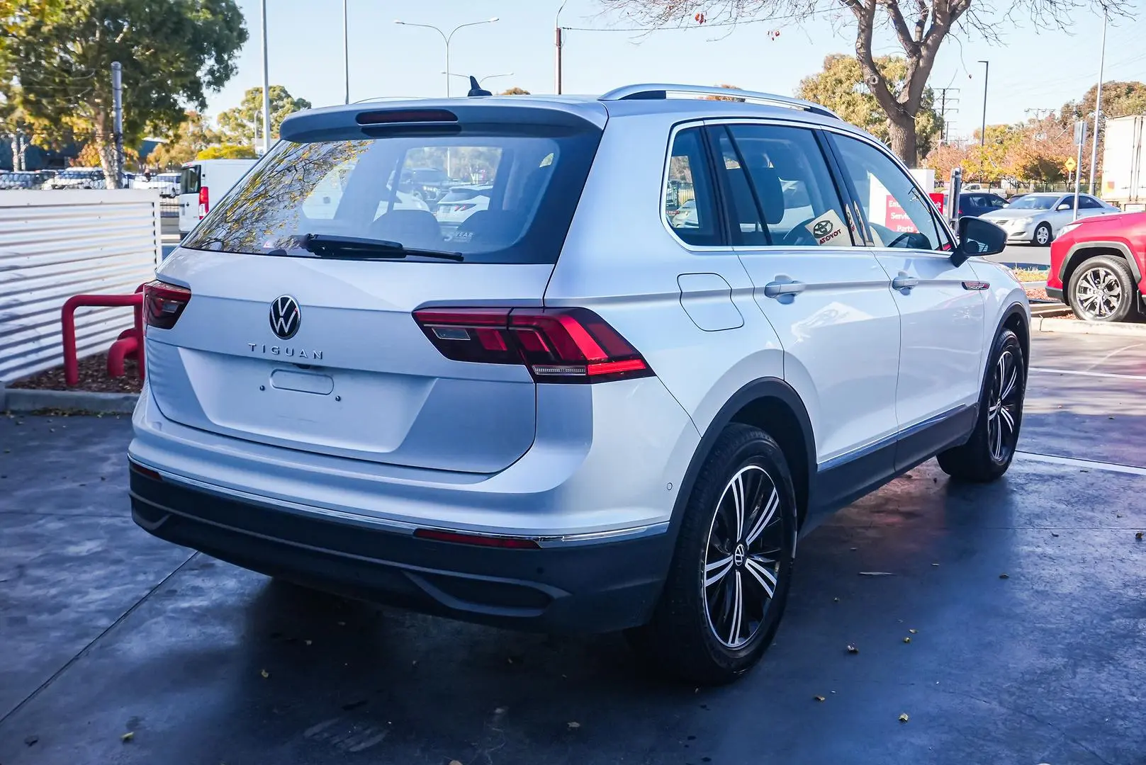 2023 Volkswagen Tiguan Gallery Image 2