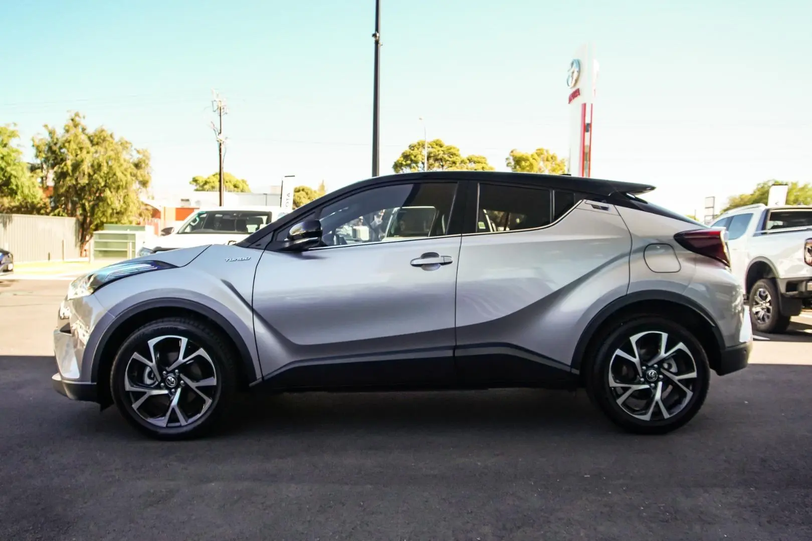 2019 Toyota C-Hr Gallery Image 3