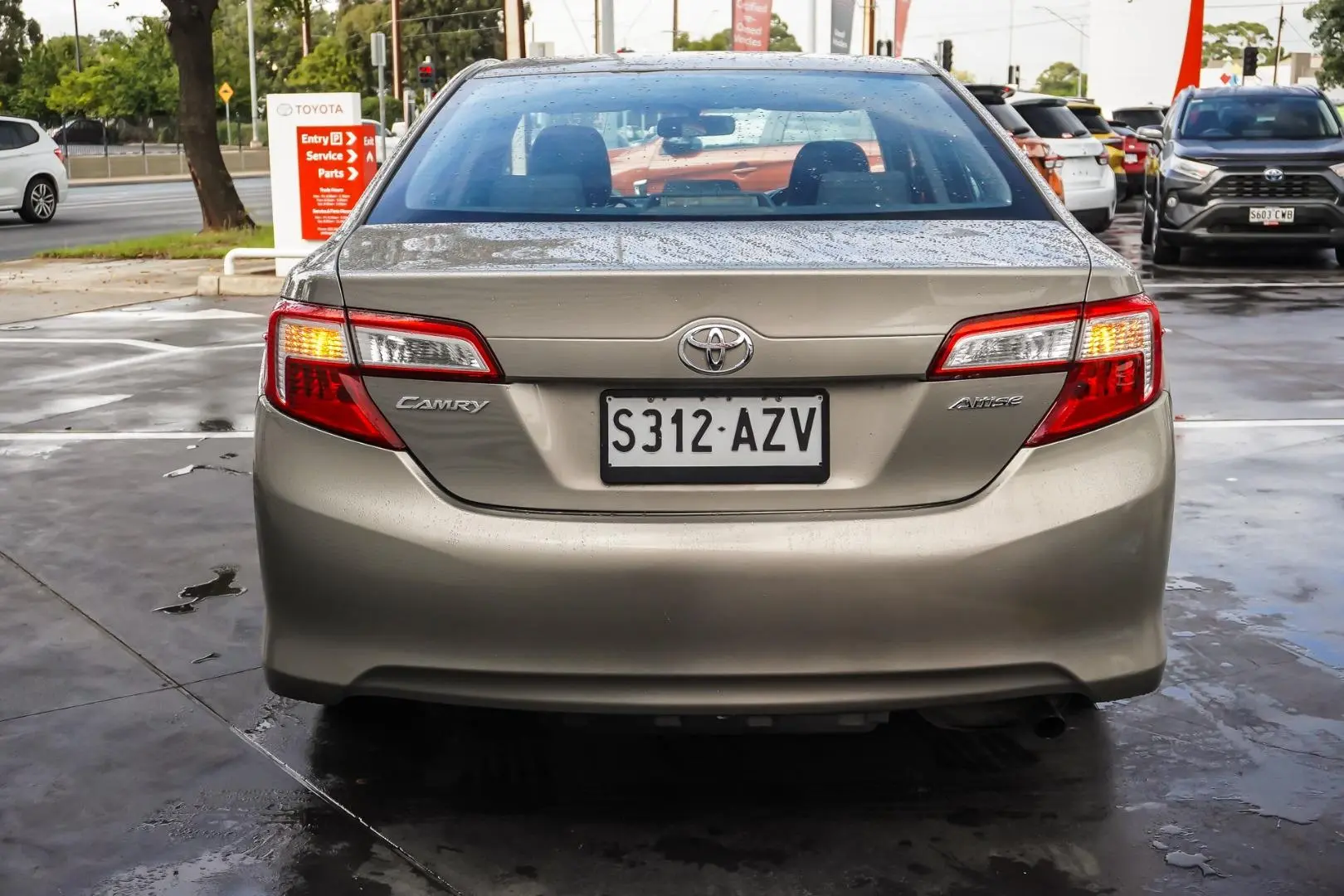 2013 Toyota Camry Gallery Image 6
