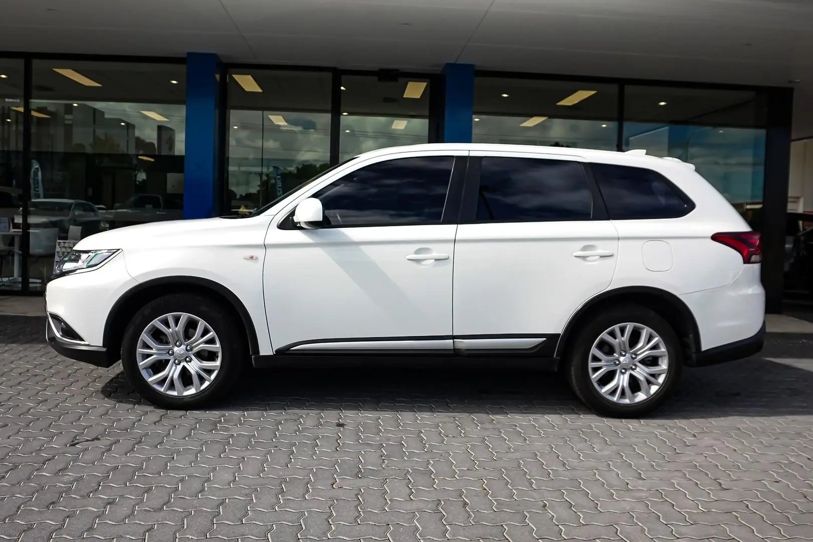 2020 Mitsubishi Outlander Gallery Image 4