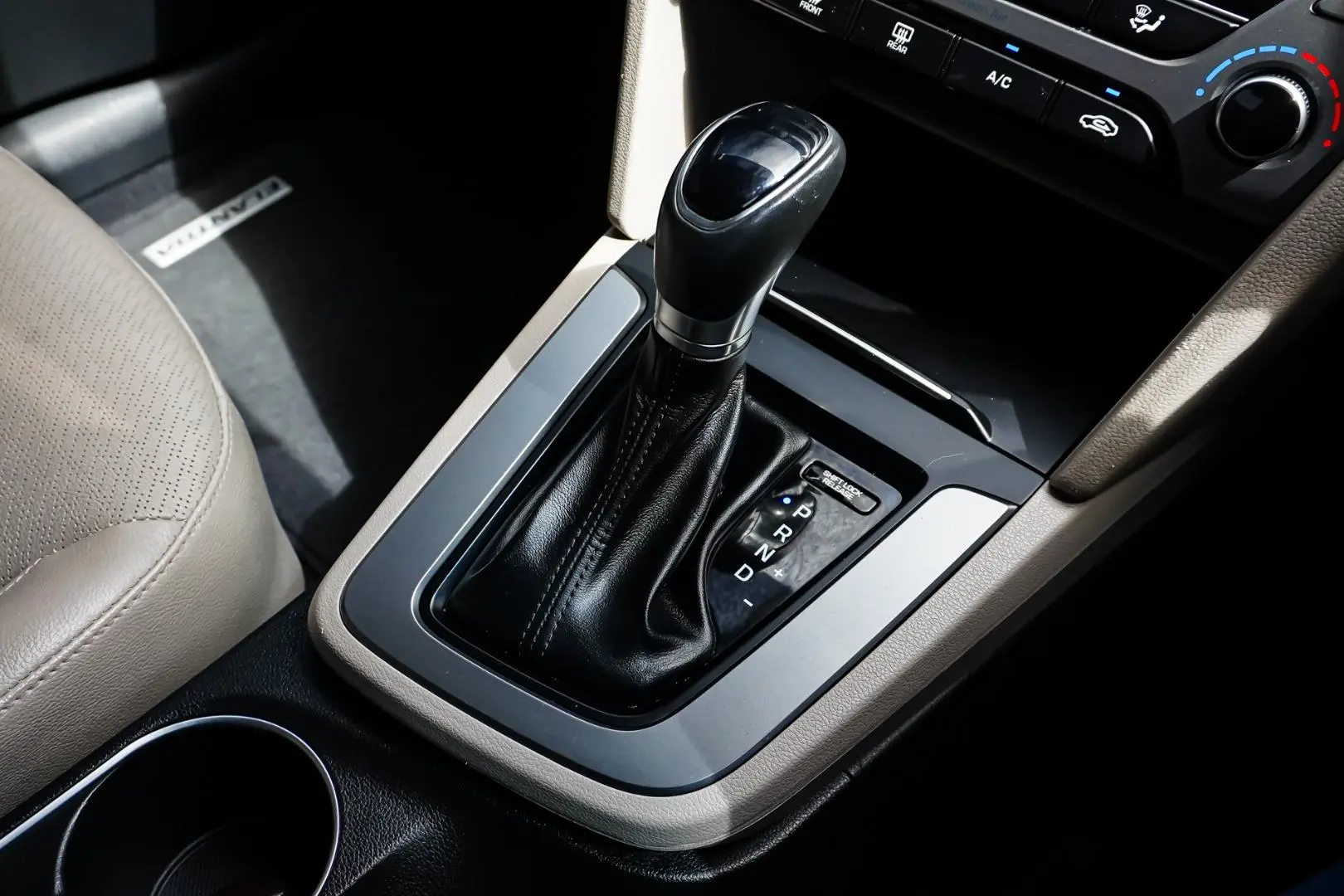 2018 Hyundai Elantra Gallery Image 18