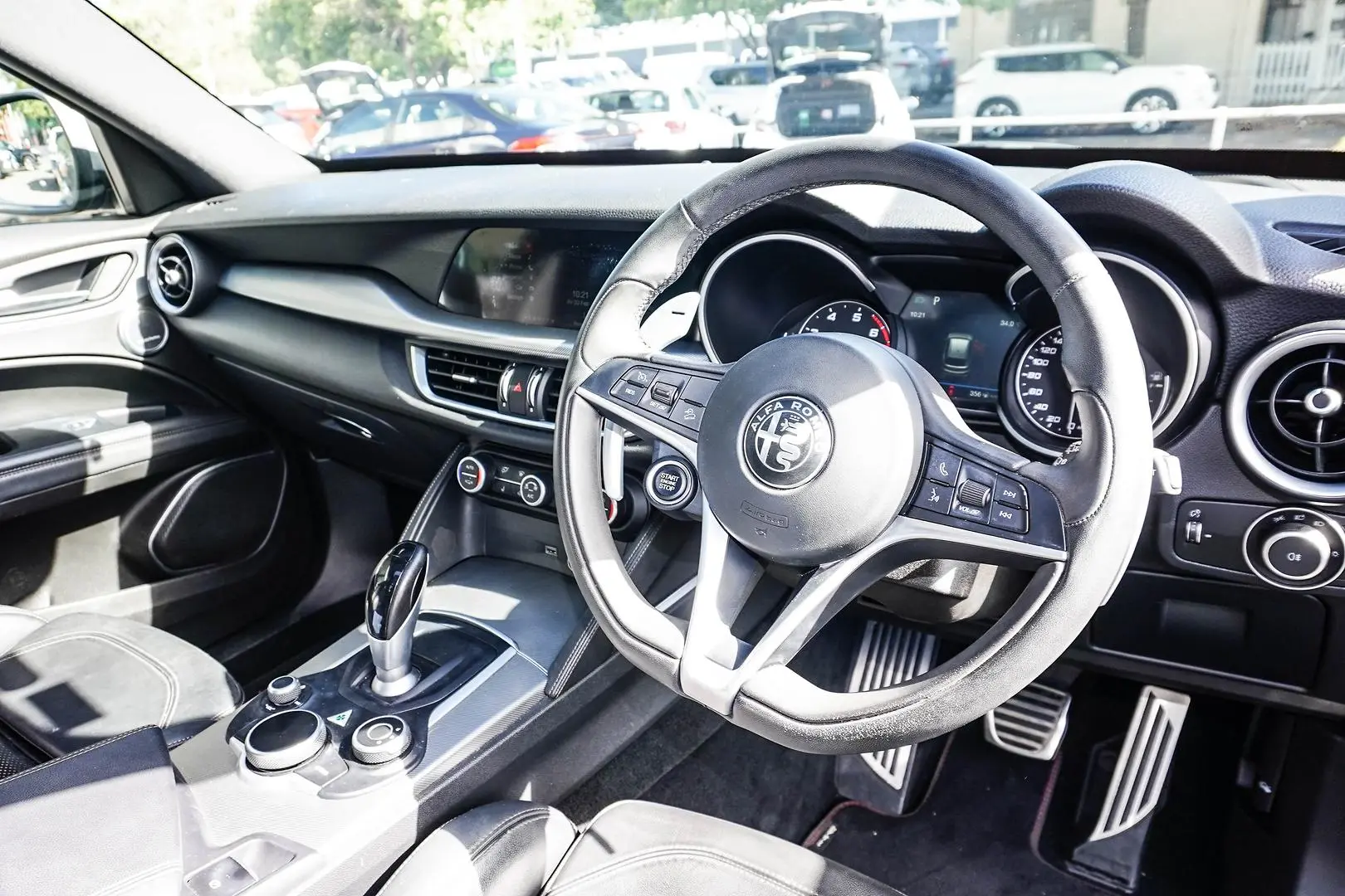 2018 Alfa Romeo Stelvio Gallery Image 6