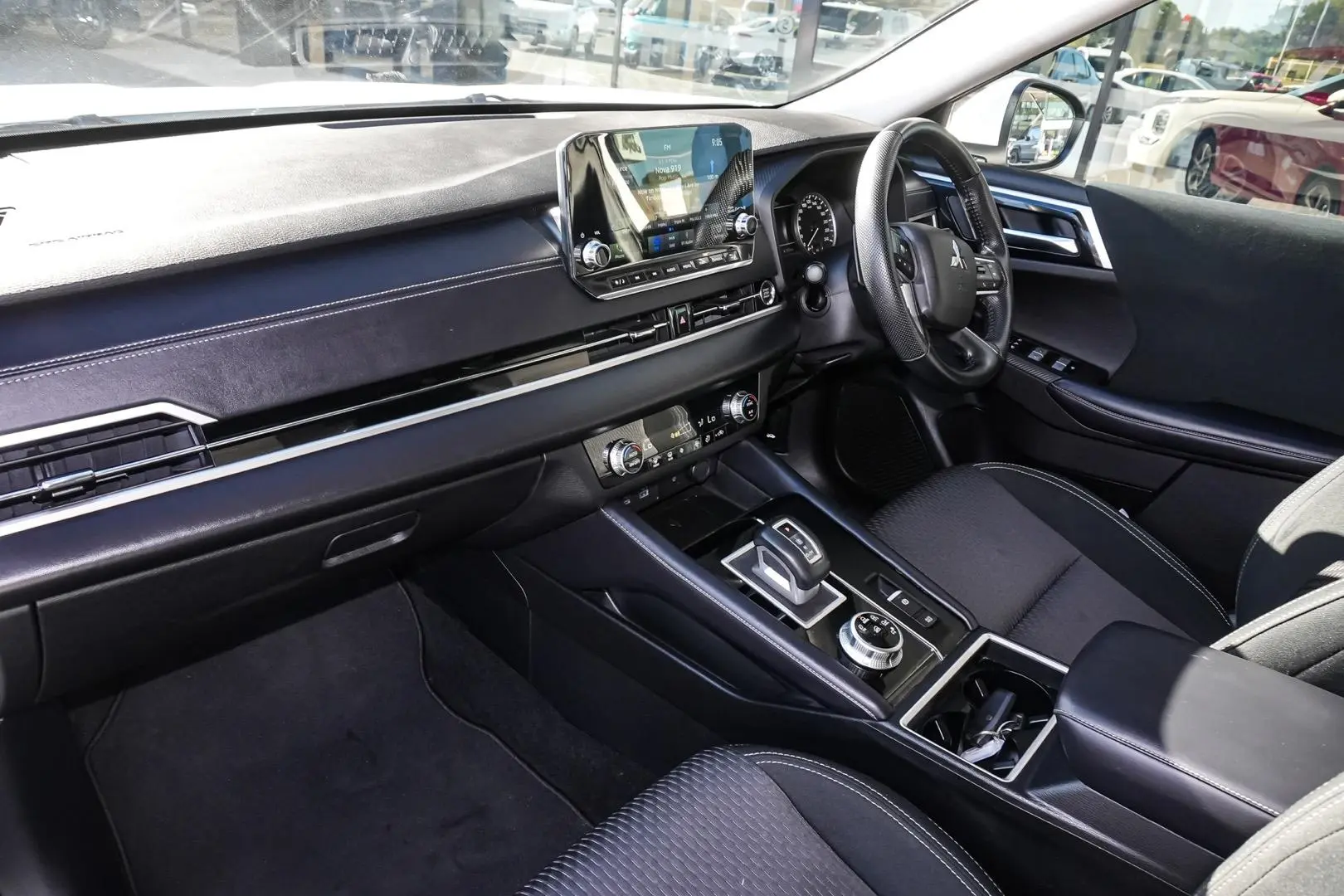 2022 Mitsubishi Outlander Gallery Image 11