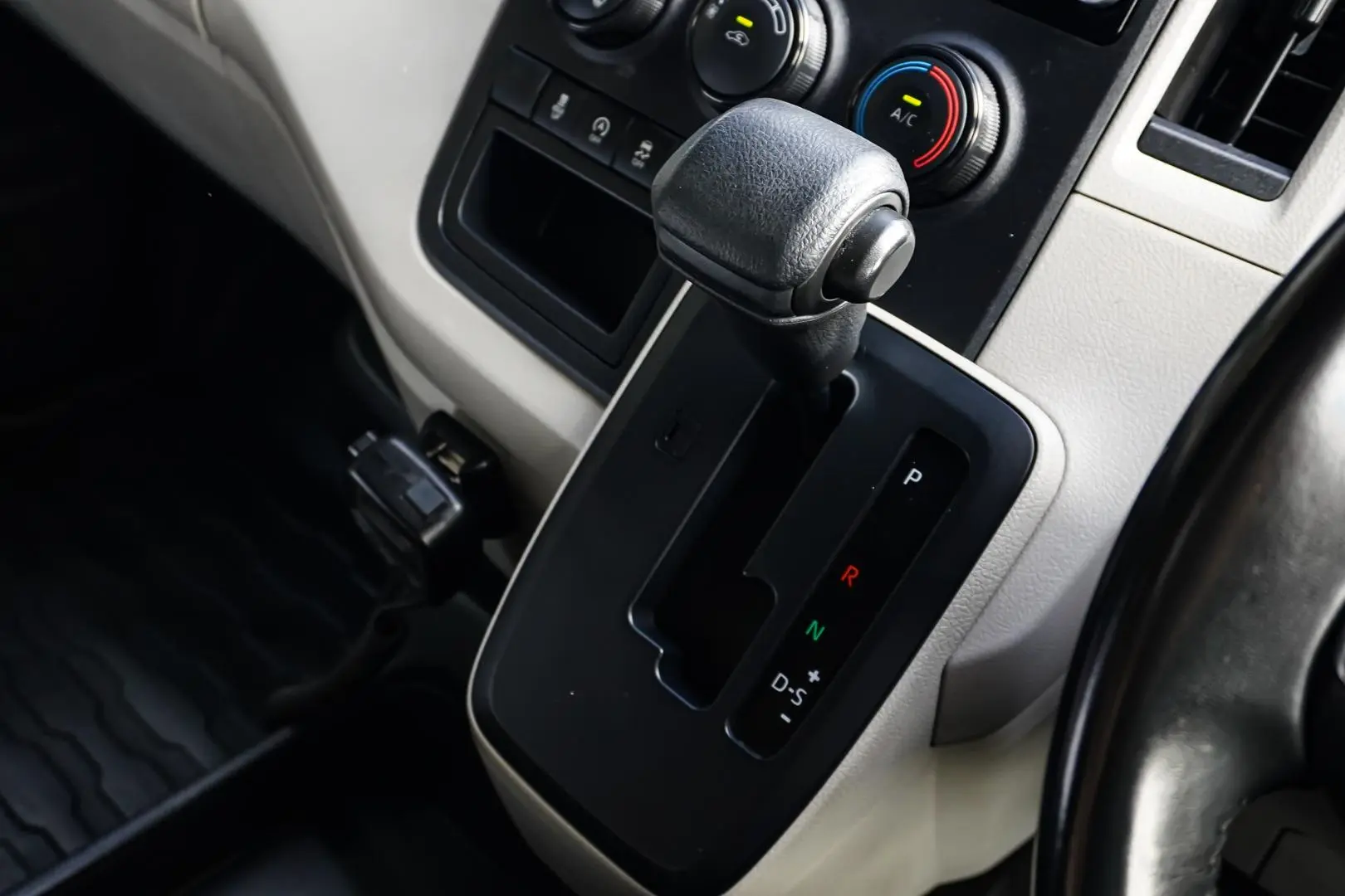 2022 Toyota Hiace Gallery Image 16