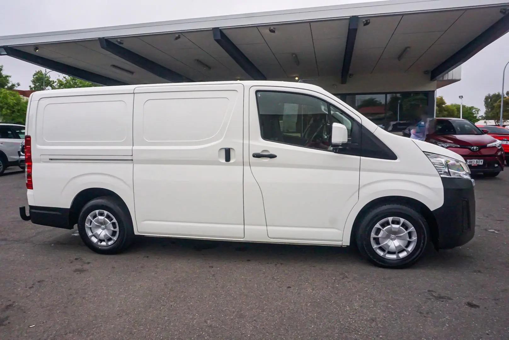 2021 Toyota Hiace Image 3