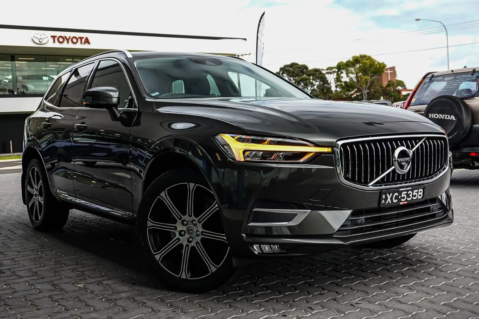 2020 Volvo XC60 Gallery Image 2