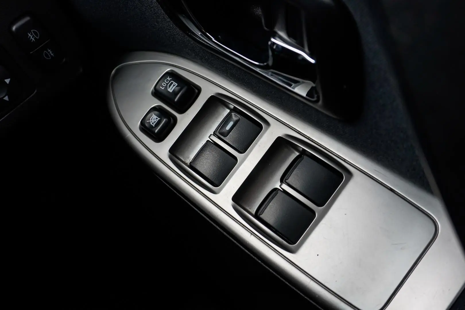 2015 Mitsubishi Pajero Gallery Image 23
