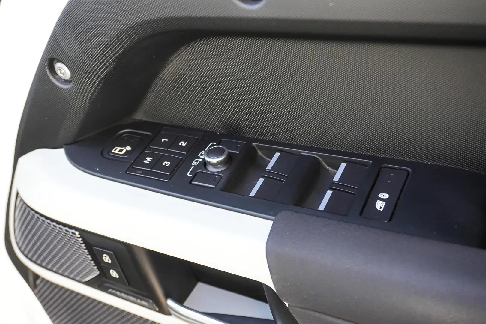 2021 Land Rover Defender Gallery Image 17