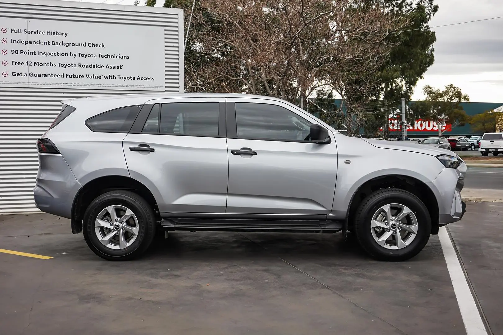 2025 Isuzu MU-X Gallery Image 4