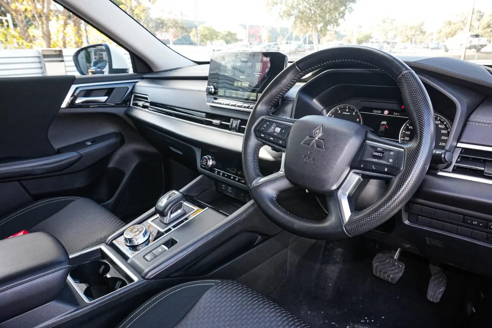 2024 Mitsubishi Outlander Gallery Image 7