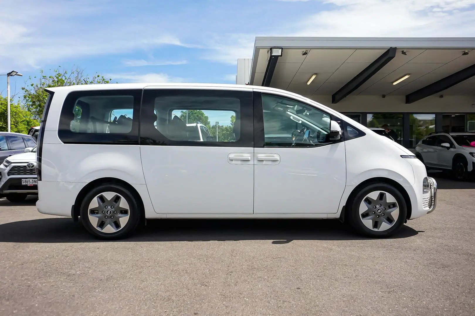 2023 Hyundai STARIA Gallery Image 4