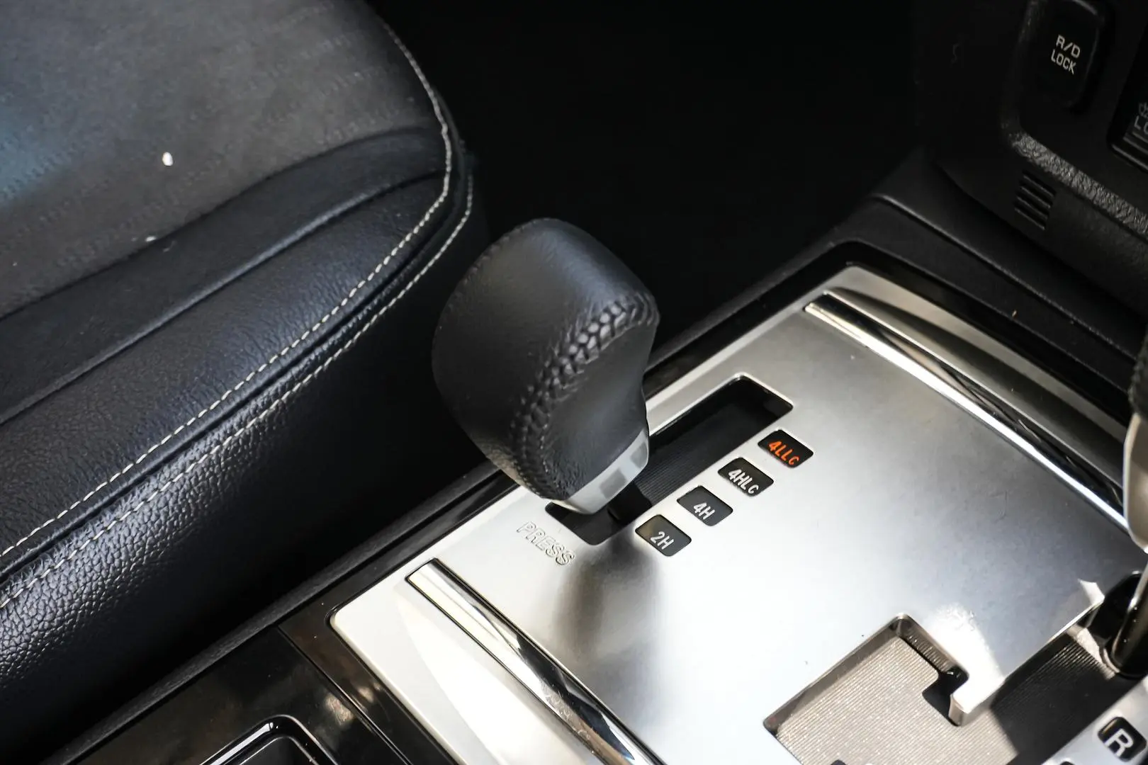 2017 Mitsubishi Pajero Gallery Image 17