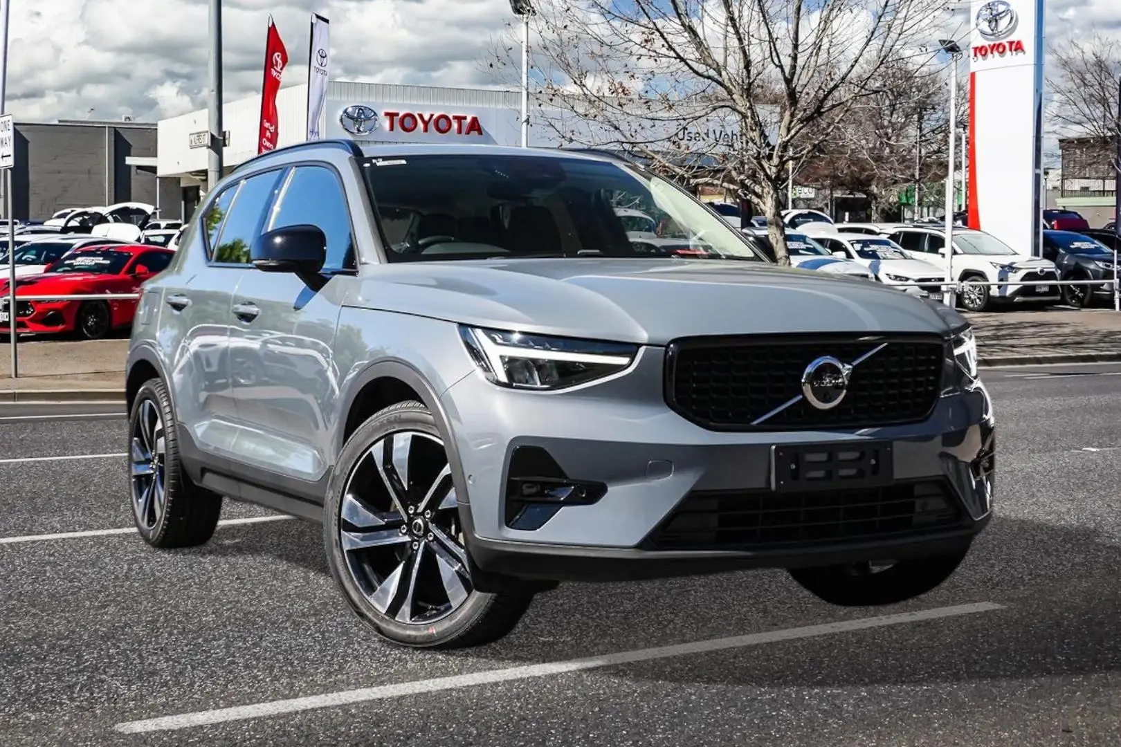 2023 Volvo XC40 Gallery Image 1