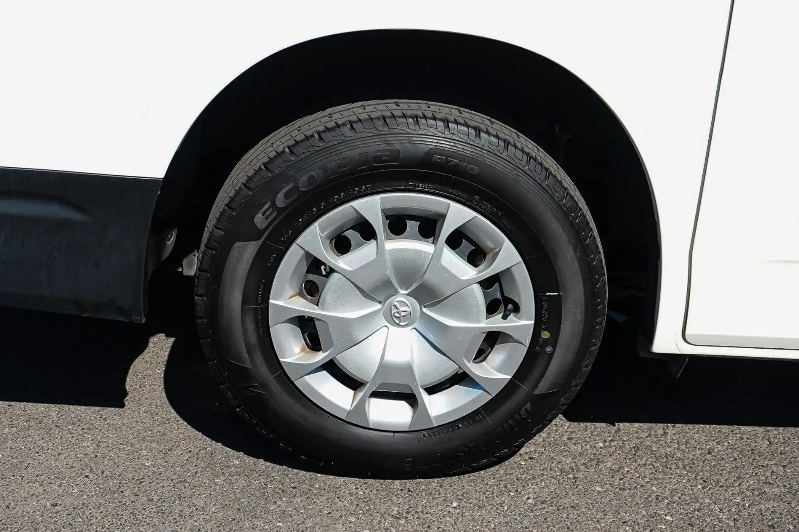 2021 Toyota Hiace Gallery Image 15