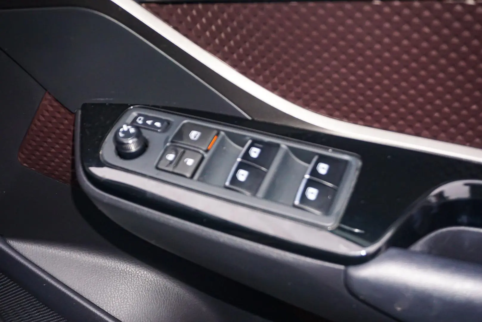 2018 Toyota C-HR Gallery Image 19