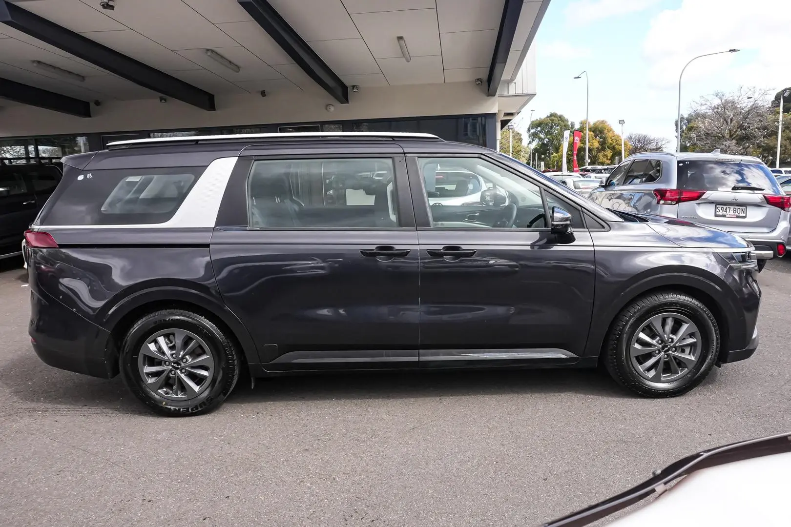 2022 Kia Carnival Gallery Image 4