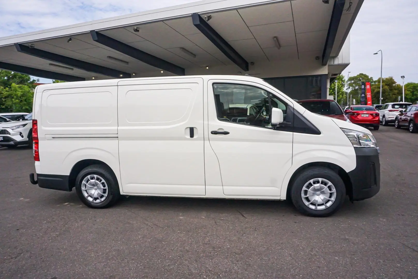 2020 Toyota Hiace Image 4