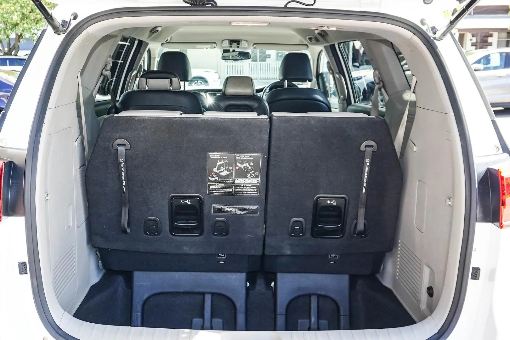 2018 Kia Carnival Gallery Image 10