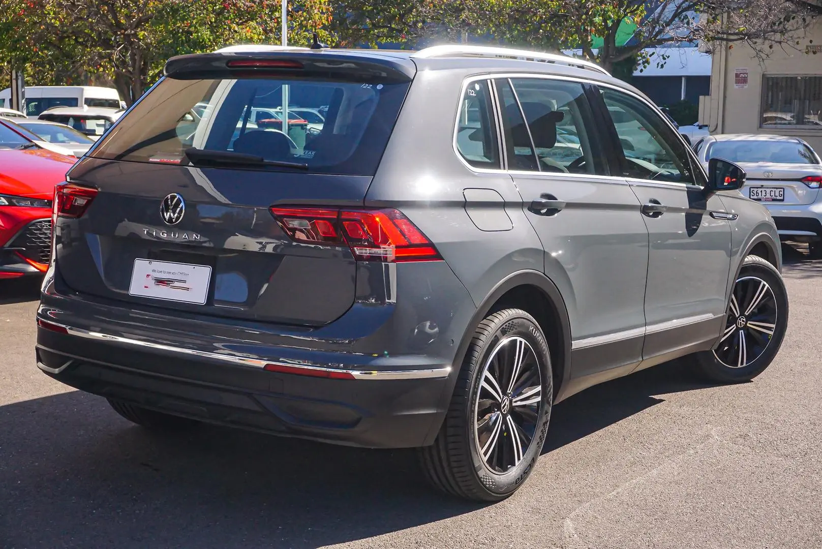 2022 Volkswagen Tiguan Gallery Image 2