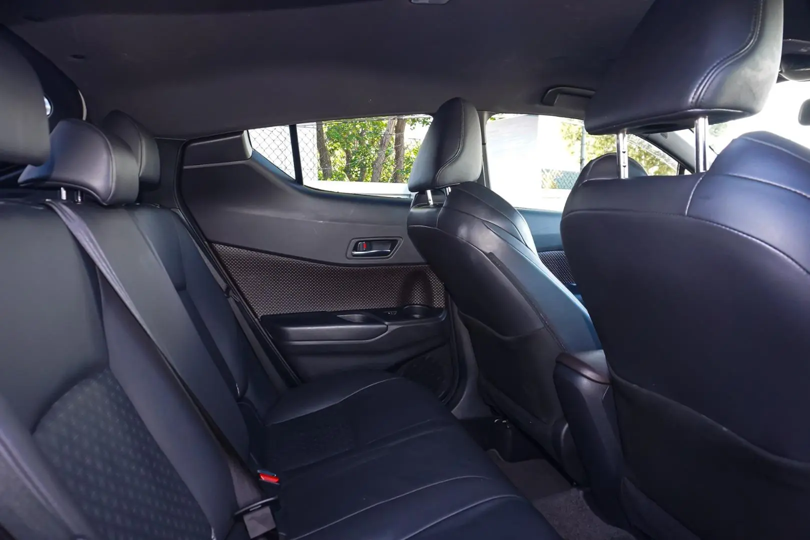 2017 Toyota C-HR Gallery Image 8