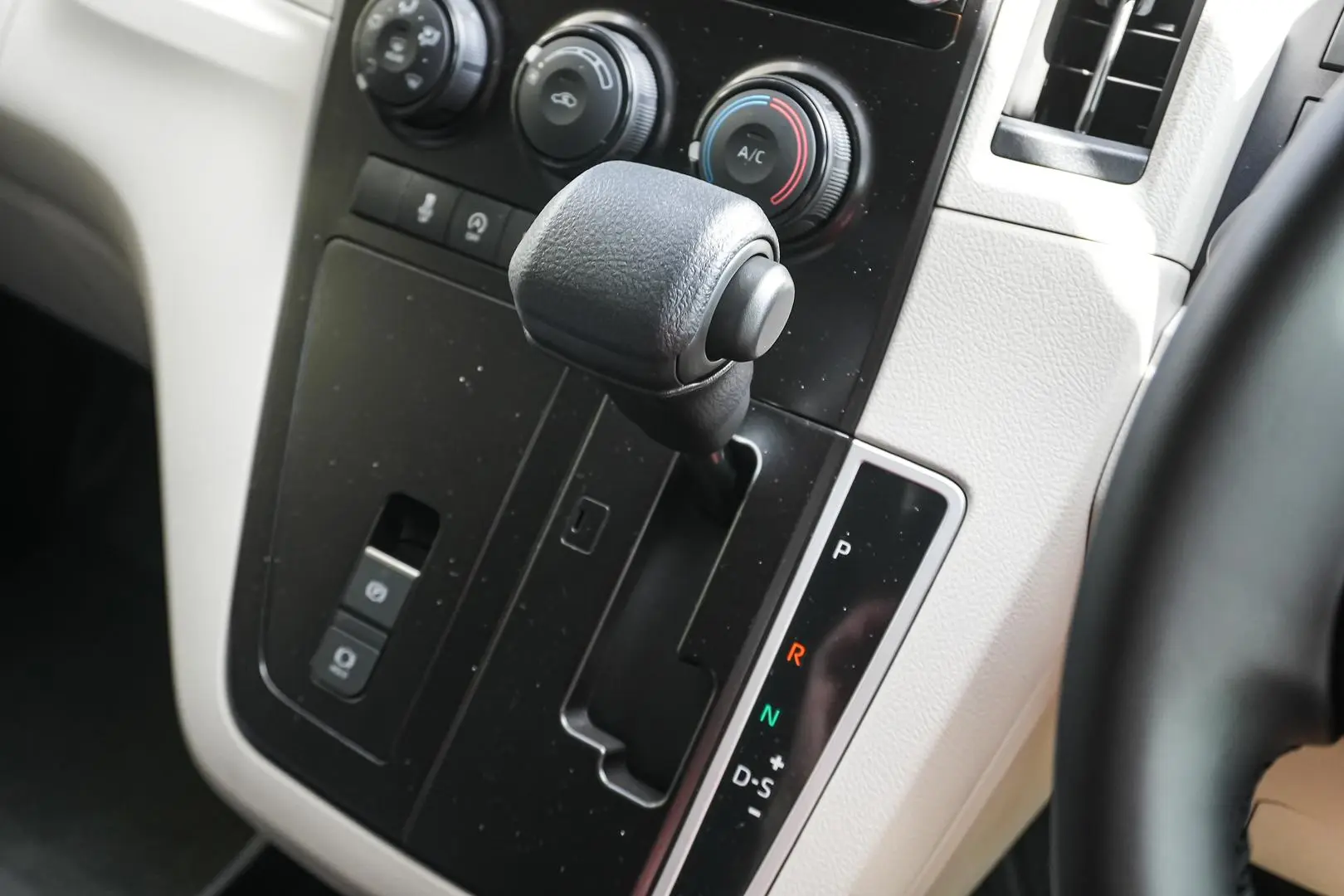 2025 Toyota Hiace Gallery Image 17