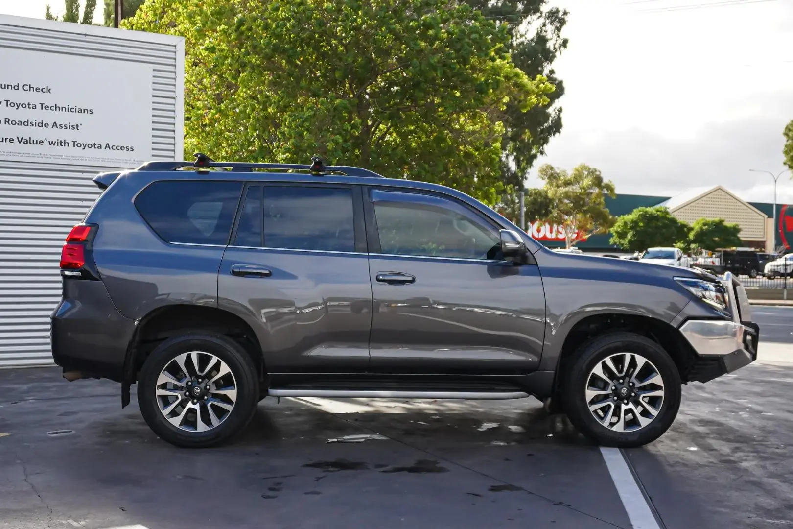 2021 Toyota Landcruiser Prado Gallery Image 4