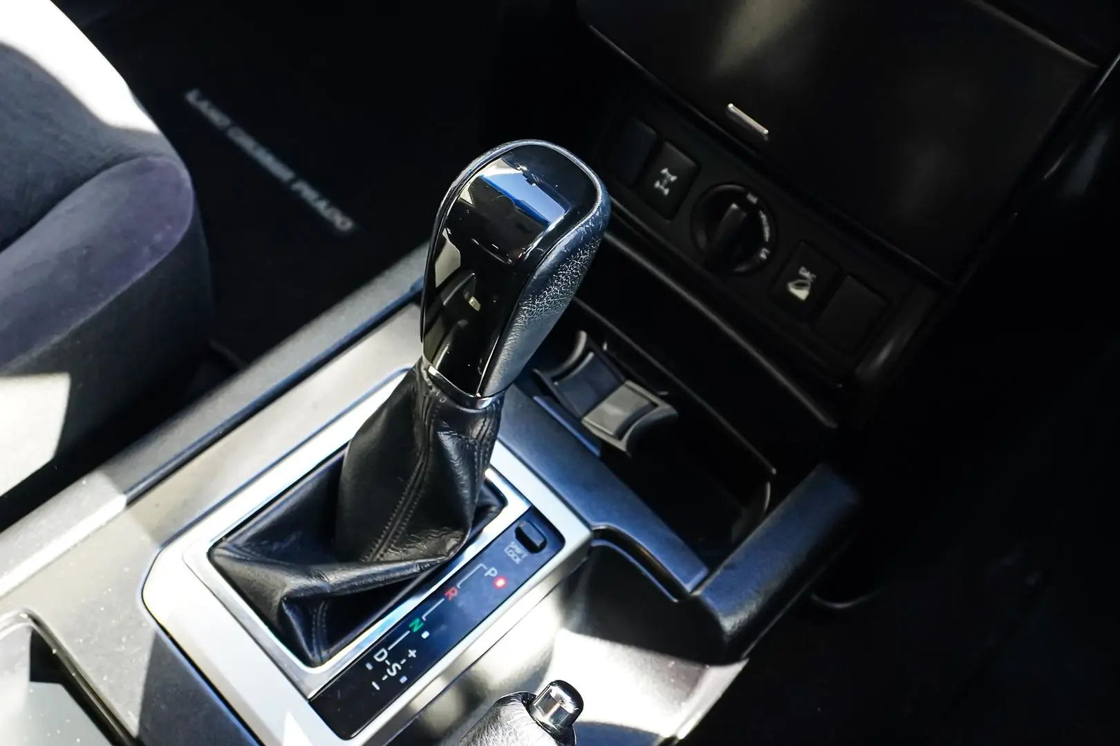 2015 Toyota Landcruiser Prado Gallery Image 17