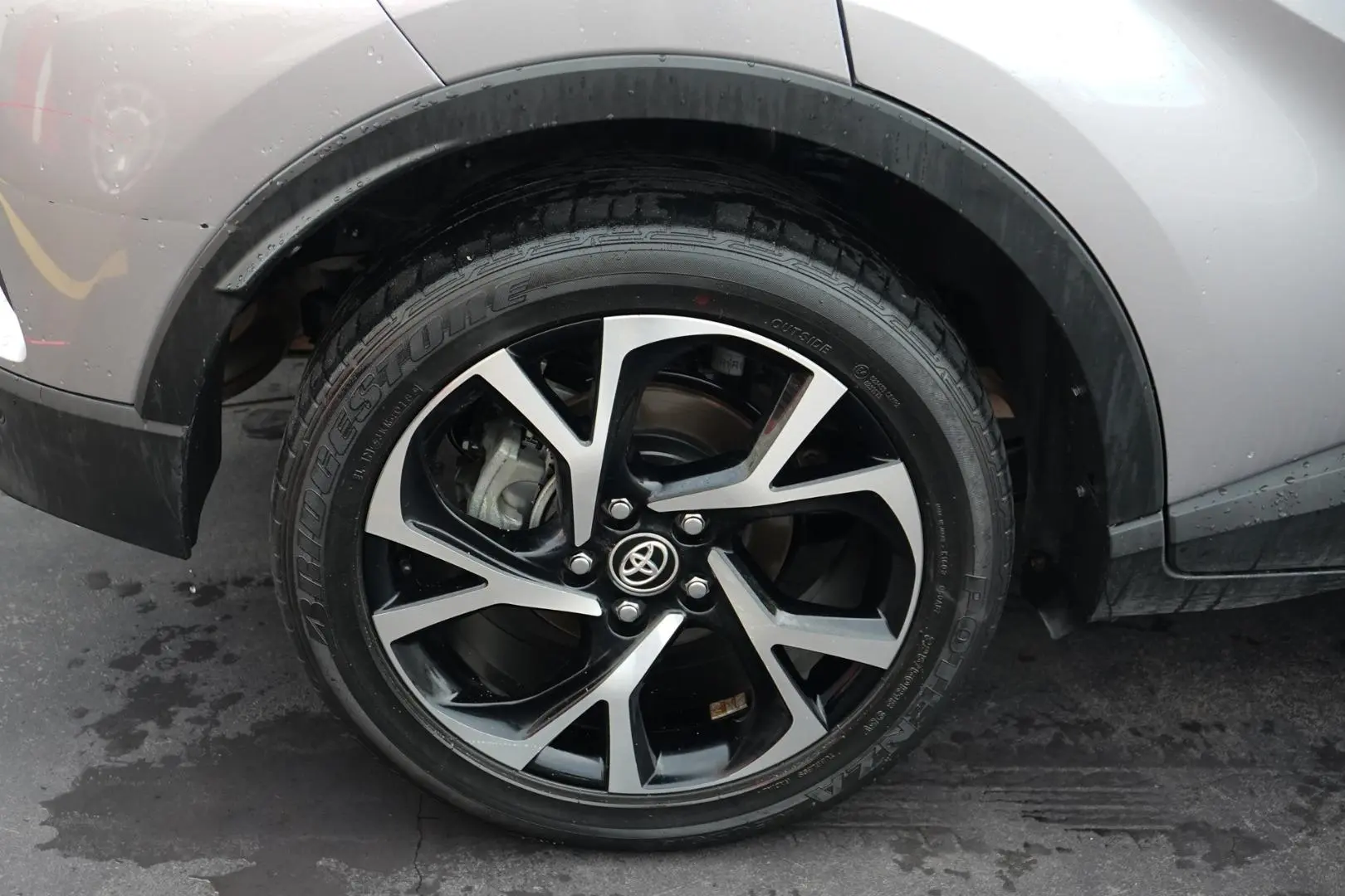 2018 Toyota C-HR Gallery Image 17