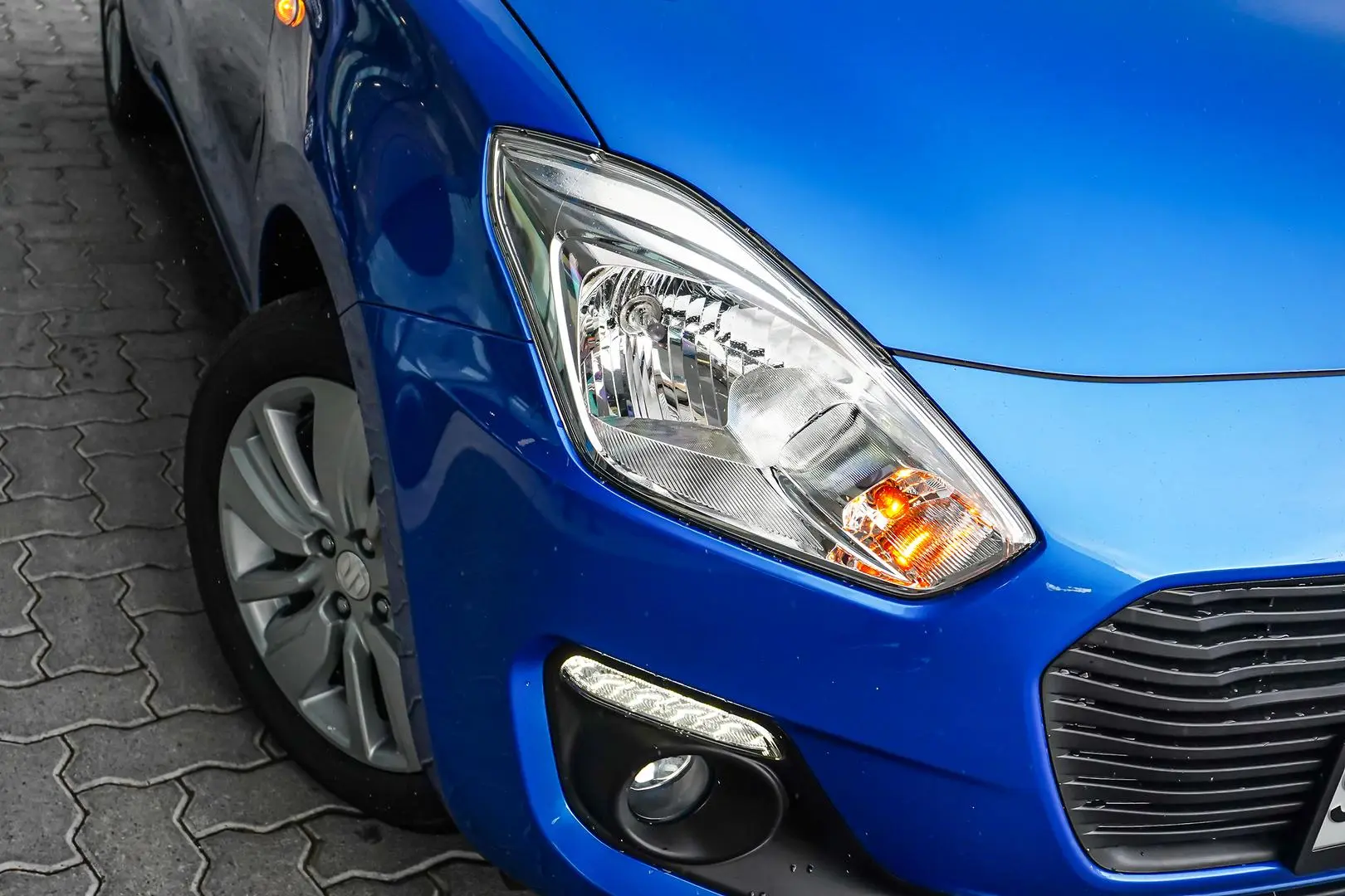 2019 Suzuki Swift Gallery Image 12