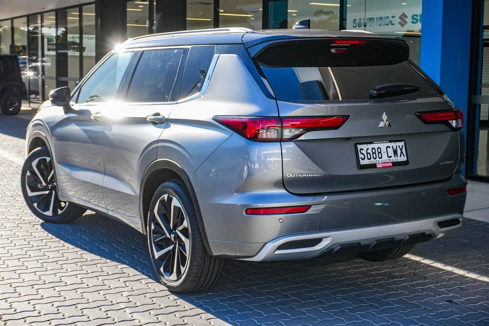 2023 Mitsubishi Outlander Gallery Image 3