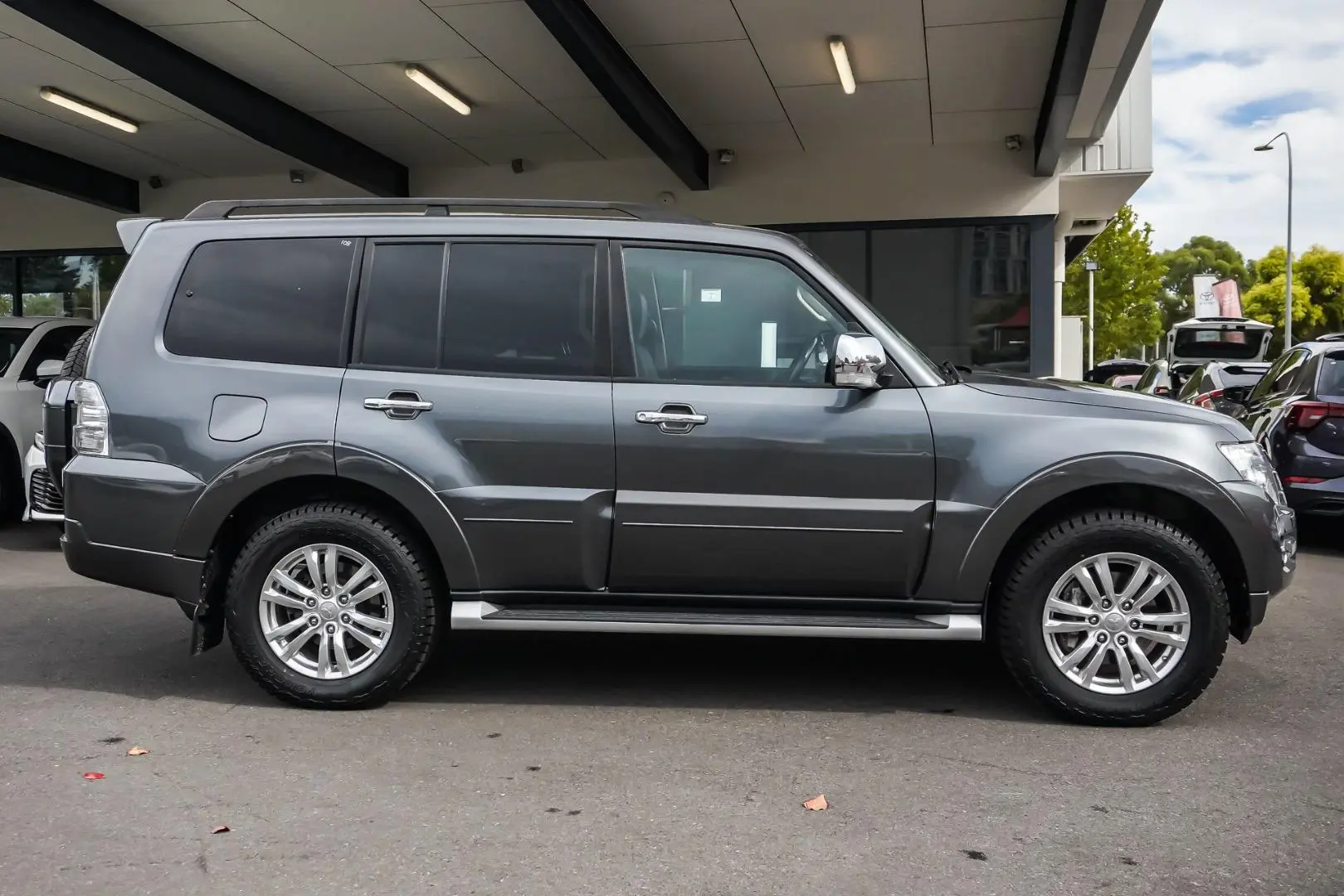 2018 Mitsubishi Pajero Gallery Image 4