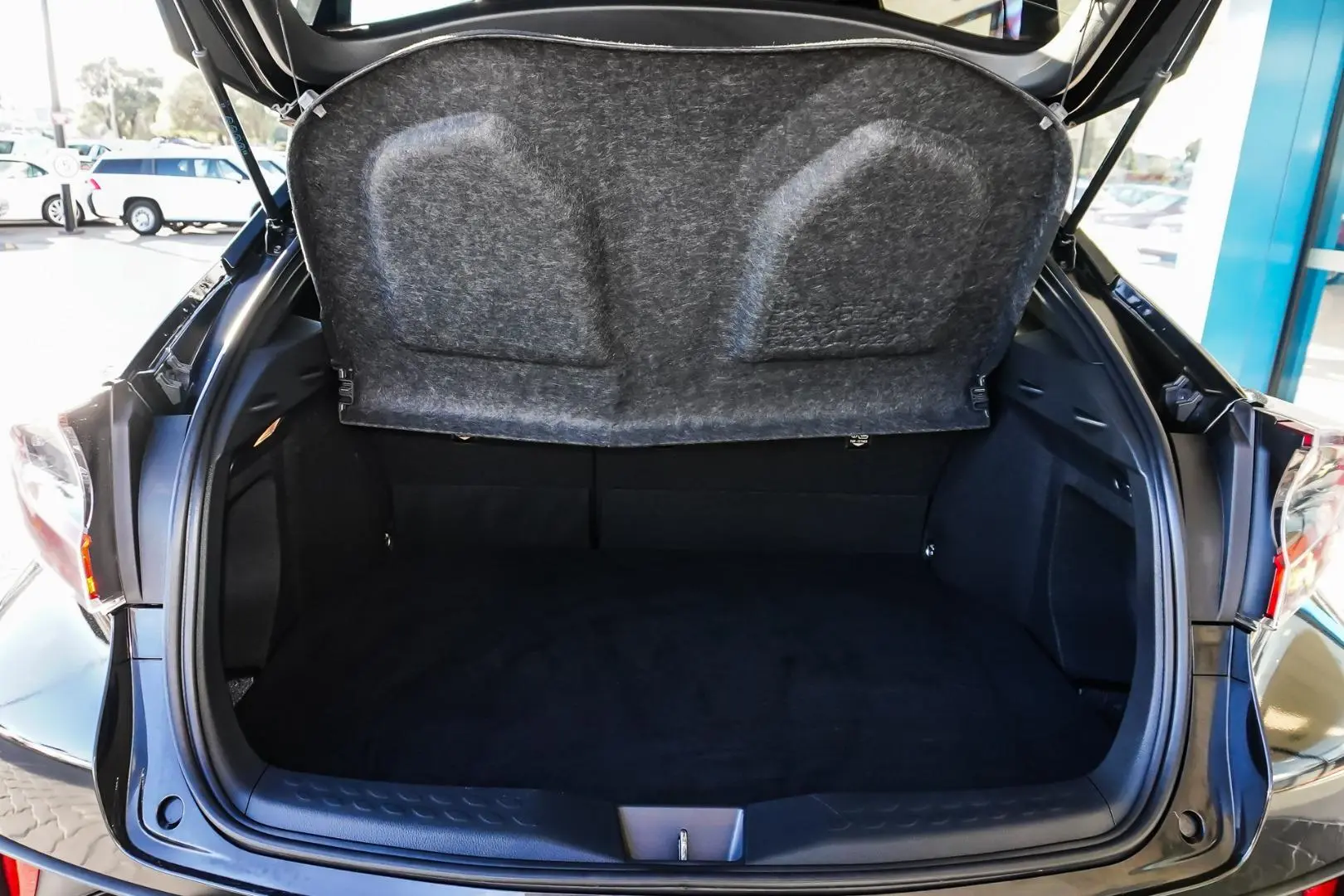 2017 Toyota C-HR Gallery Image 10