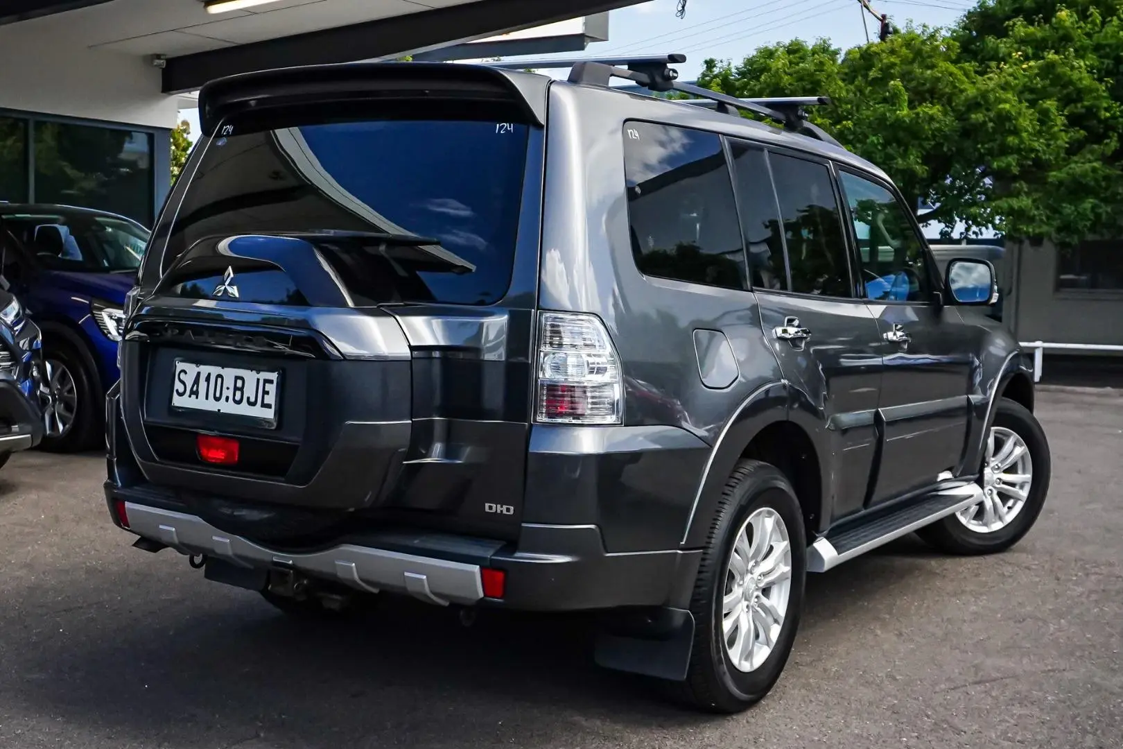 2015 Mitsubishi Pajero Gallery Image 3