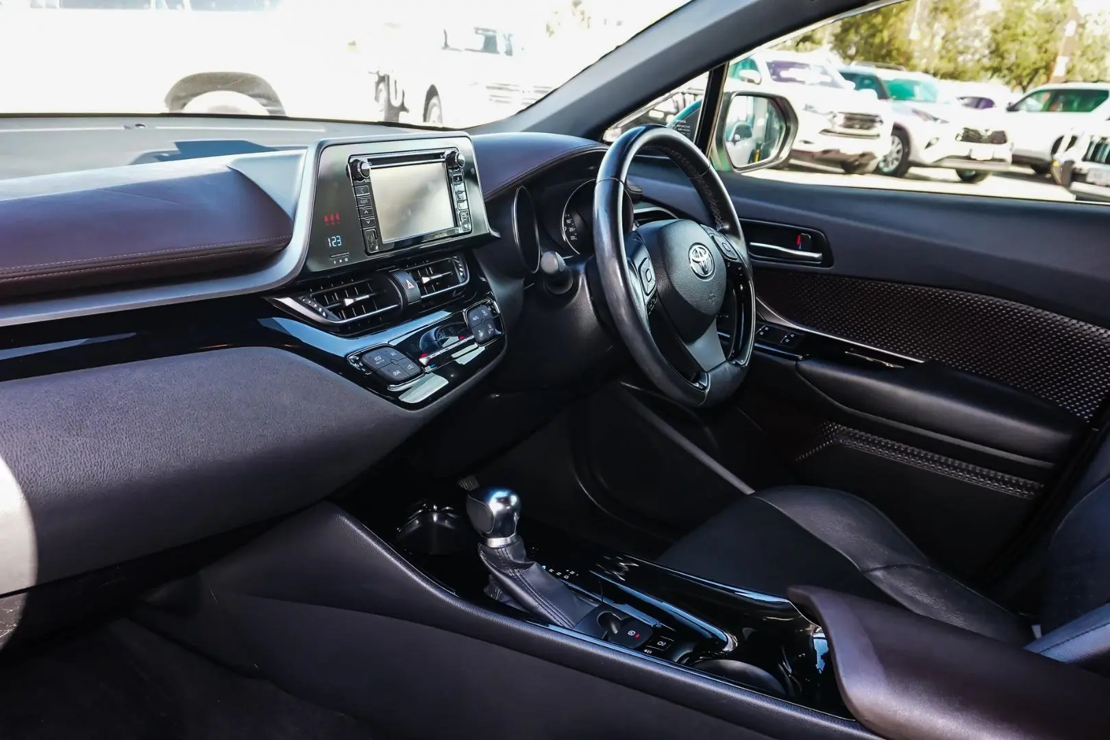 2017 Toyota C-HR Gallery Image 11