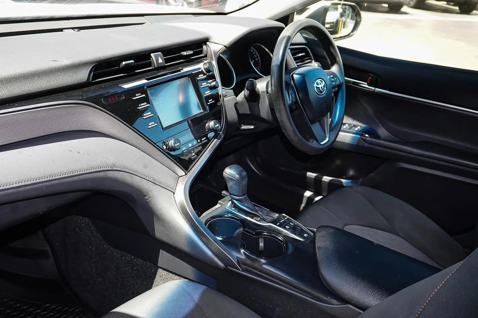 2019 Toyota Camry Gallery Image 8