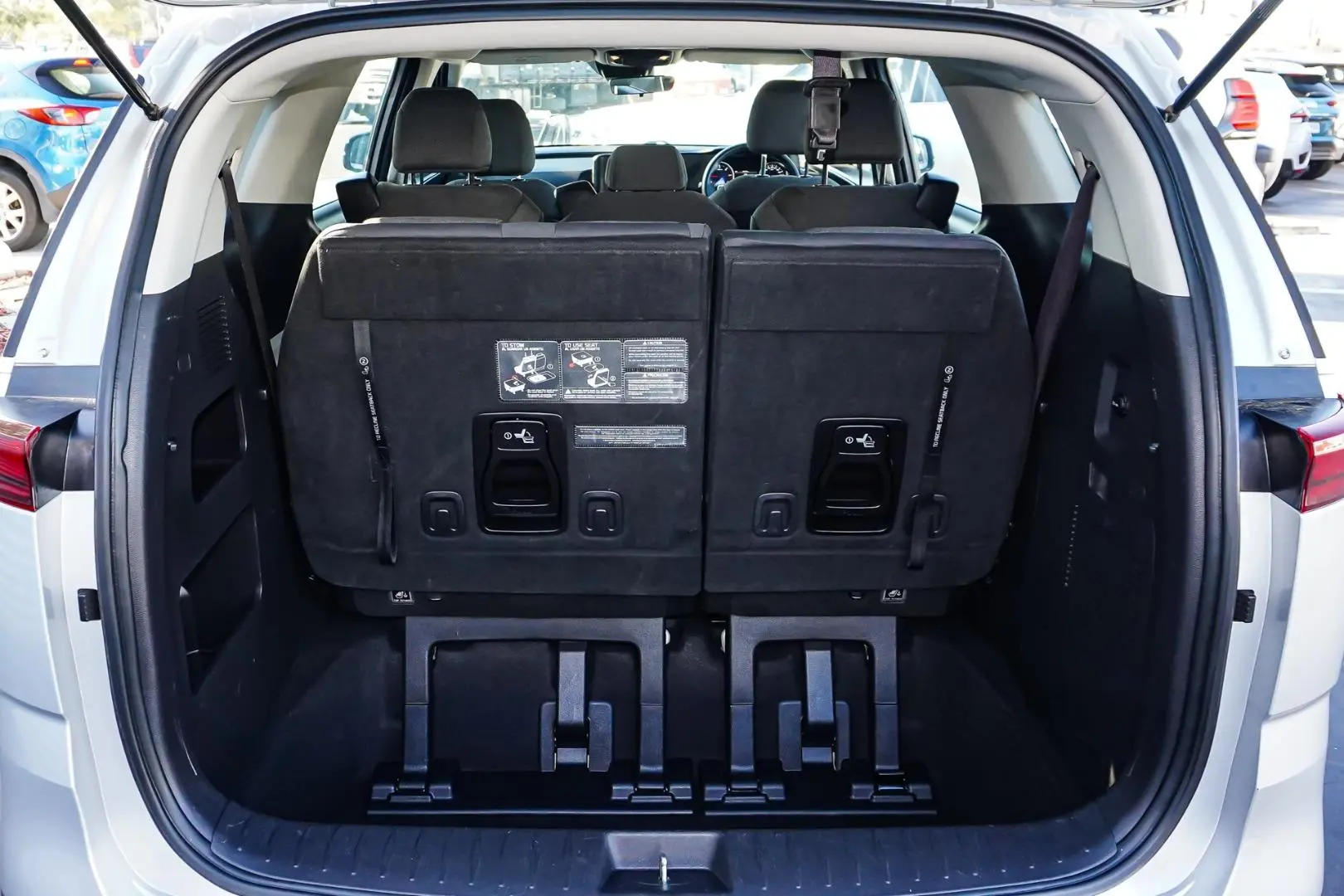 2022 Kia Carnival Gallery Image 10