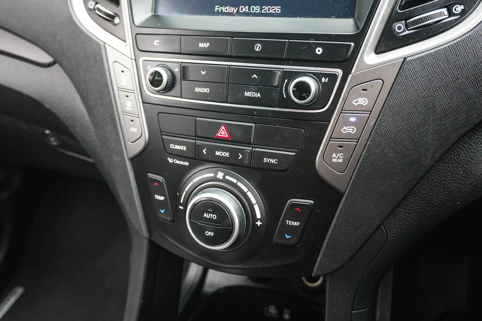2015 Hyundai Santa Fe Gallery Image 21