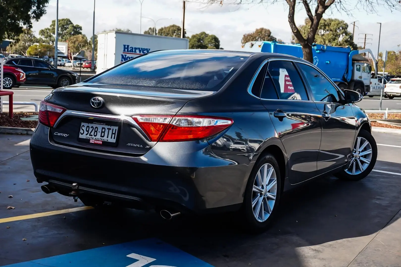 2017 Toyota Camry Gallery Image 2