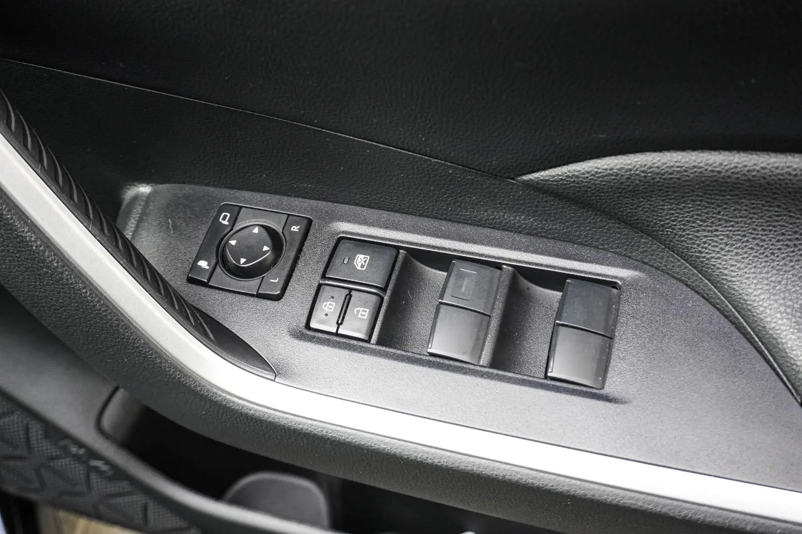 2025 Toyota RAV4 Gallery Image 17